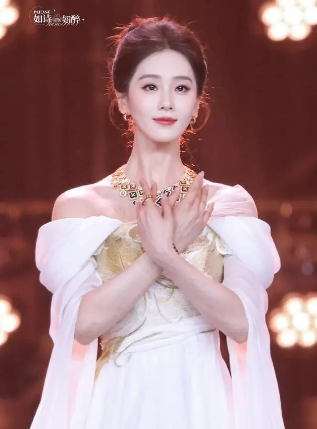 于和伟凭《森中有林》获北影节影帝，刘诗诗红毯礼服耗时300小时 _ 现场图