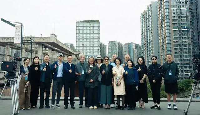 陈可辛周迅三度合作《明天，会更好》成都西村开机 _ 资讯配图