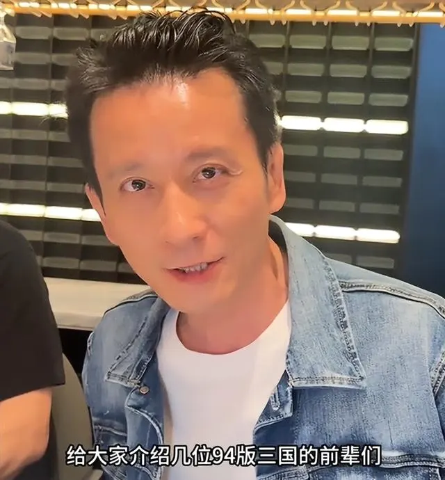 94版《三国》五位主演饭馆重聚唱主题曲 _ 现场图